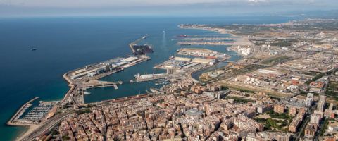 aerea puerto Tarragona con la ciudad en primer plano