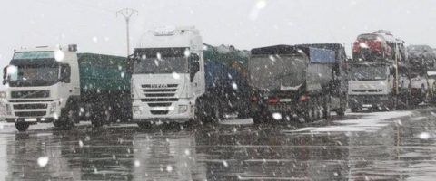 Camiones retenidos por el temporal de viento y nieve