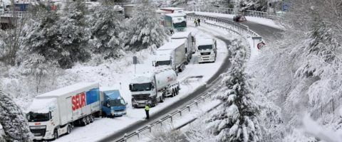 El temporal de frio y nieve en las carretras españolas está afectando a la circulación de camiones en varios puntos de la geografía.