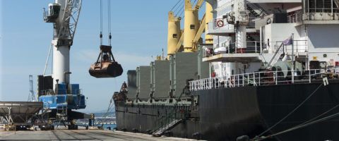 puerto tarragona carga graneles sólidos grúa cuchara