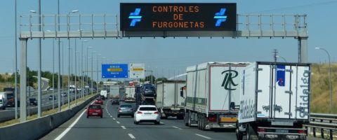 furgoneta varios camiones cartel control de furgonetas