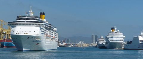 cruceros de frente en puerto Barcelona