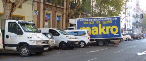 vehiculos comerciales aparcados con furgoneta de supermercado Makro