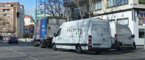 furgonetas reparto distribución urbana vehículos comerciales en una calle de Madrid