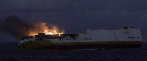 El fuego se ha originado en uno de los contenedores cargados en cubierta y se ha extendido rápidamente al resto de la carga del buque Con-Ro de Grimaldi Lines.