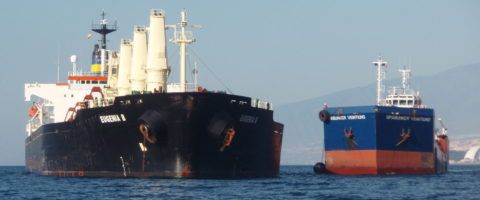 dos-barcos-en-operacion-de-bunkering