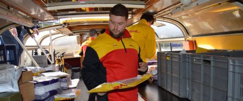 En ciudades como Ámsterdam, hasta los propios barcos se convierten en almacenes para el reparto avanzado.