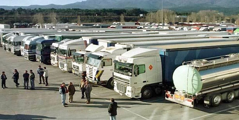 conductores aparcamiento camiones