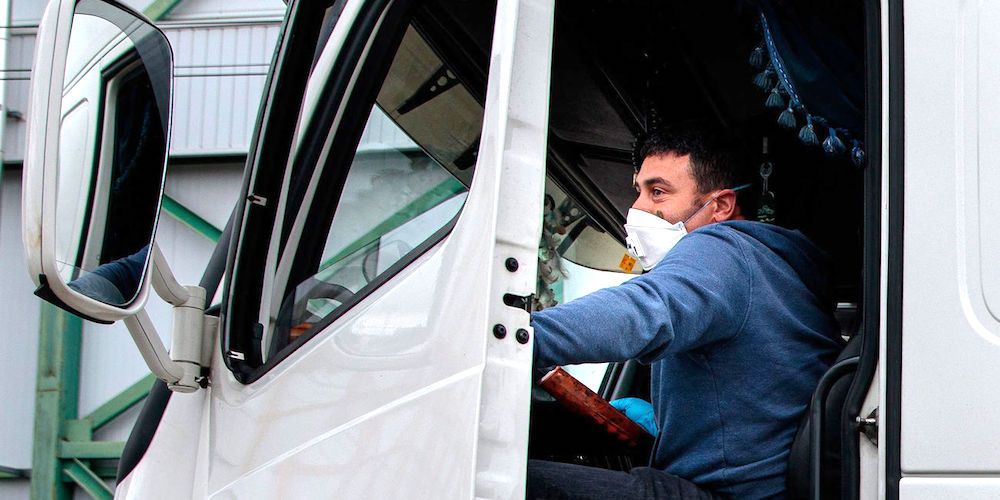 transportista conductor camión mascarilla covid-19