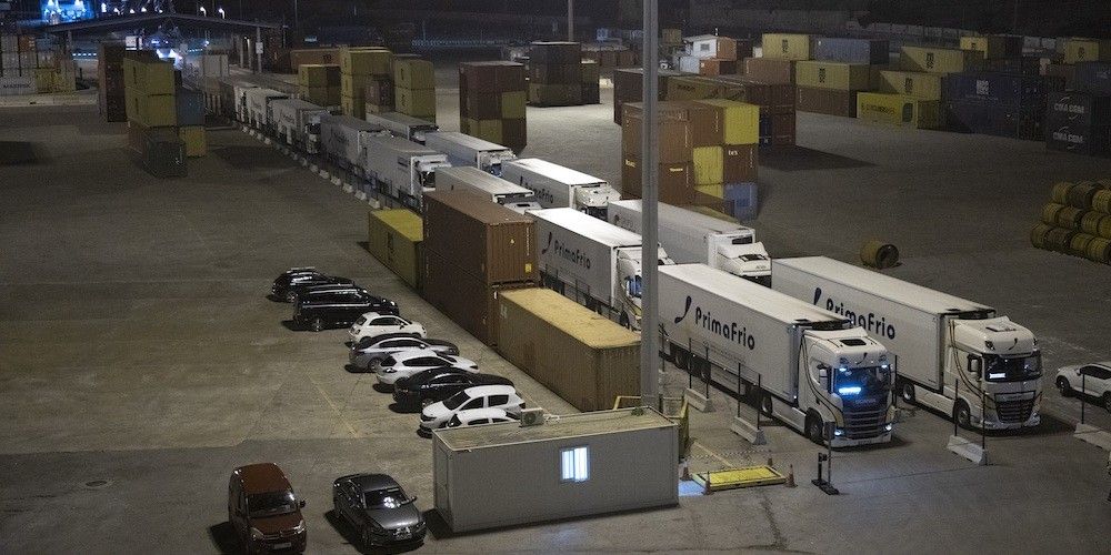 camiones listos para embarque roro en el puerto de Cartagena