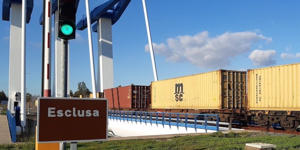 Tren en esclusa puerto Sevilla Ferroport System