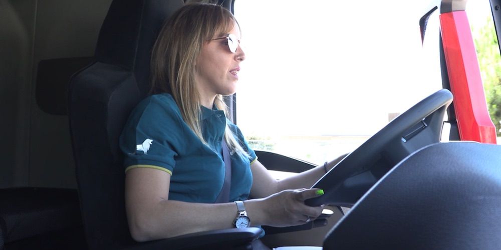 Mujer conduciendo becas WoMAN