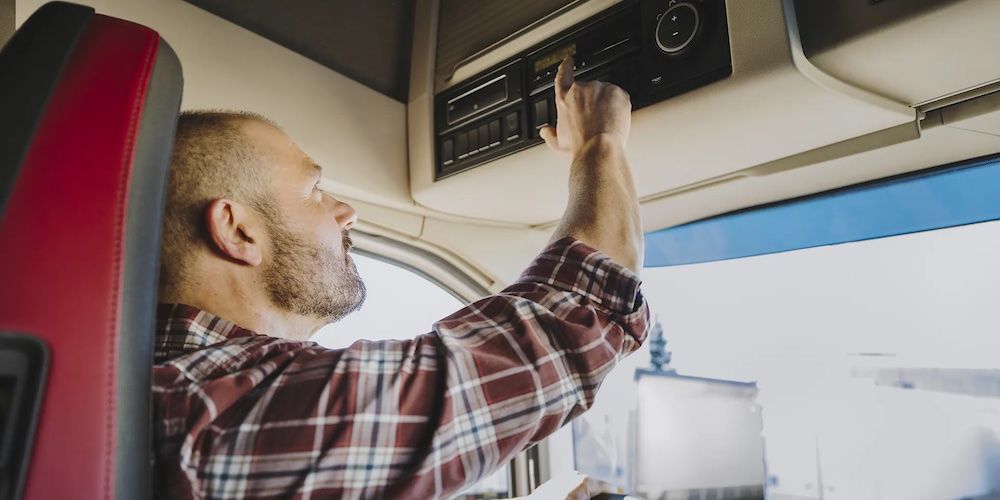 conductor ajustando tacografo